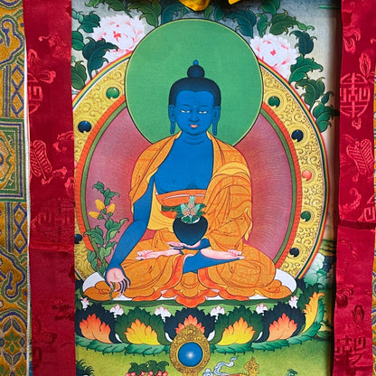 Thangka Buddha della Medicina, primo piano del Buddha della Medicina (Sangye Menla) – Himalaya Vibes