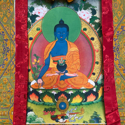 Buddha della Medicina con pelle blu su un trono di loto con la ciotola di erbe medicinali, primo piano del motivo del thangka