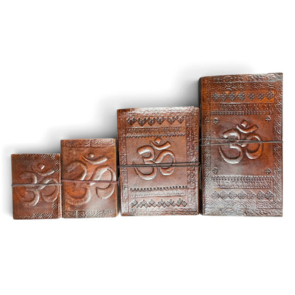 Carnets Om en cuir en 4 tailles côte à côte – de 8 × 10.5 cm à 13.5 × 23 cm