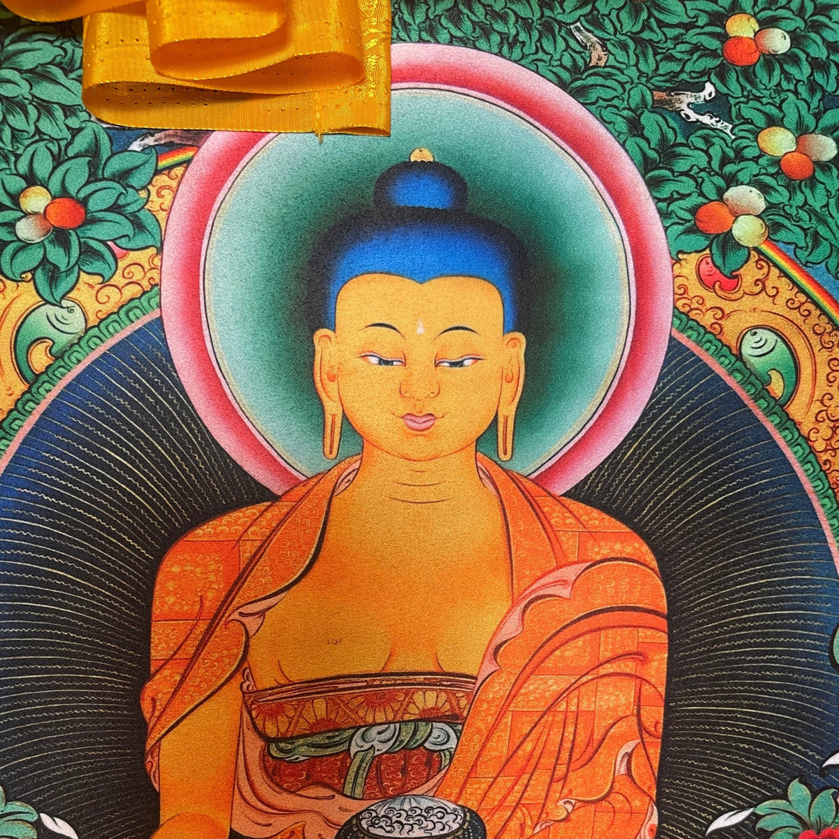 Gros plan du Bouddha Shakyamouni avec bol d'aumônes, motif de thangka imprimé – Himalaya Vibes