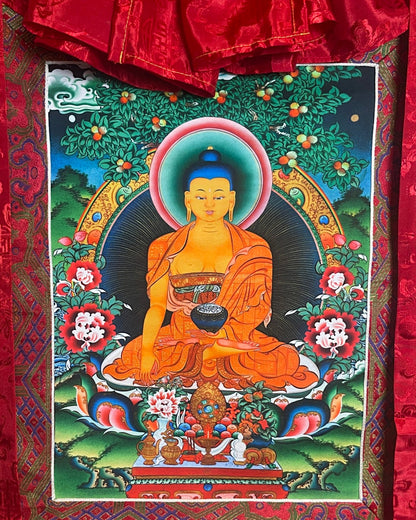 Thangka Bouddha Shakyamuni, gros plan du motif avec bol à aumônes et arbre fruitier