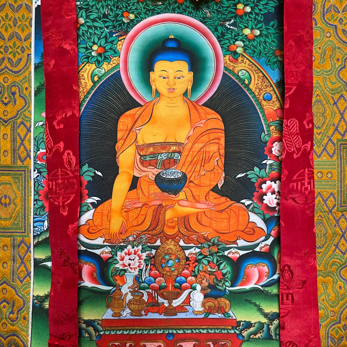 Buddha Shakyamuni nel gesto di presa della terra a testimone con ciotola per elemosine, primo piano del motivo del thangka