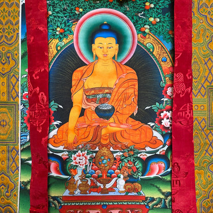 Bouddha Shakyamuni dans le geste de la terre à témoin avec bol à aumônes, gros plan du motif du thangka