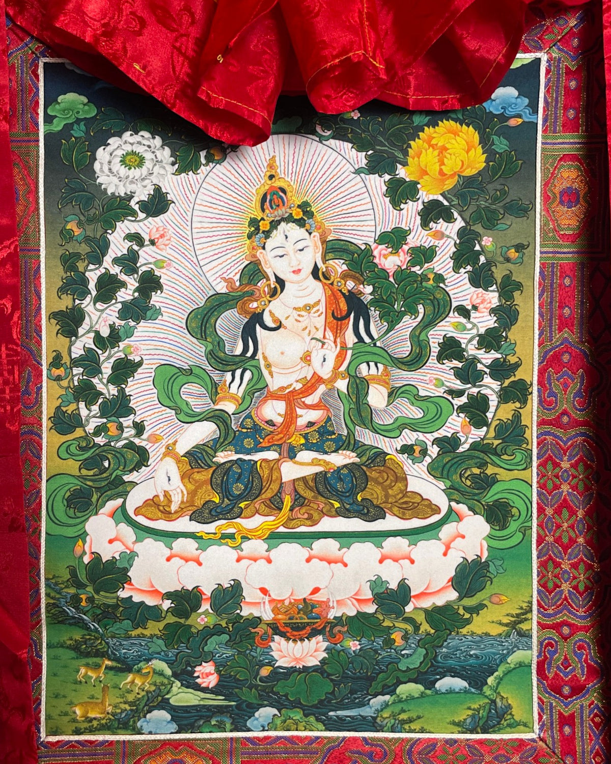 Nahaufnahme der Weissen Tara auf dem Thangka mit Strahlenkranz, Pfingstrosen und Hirschen