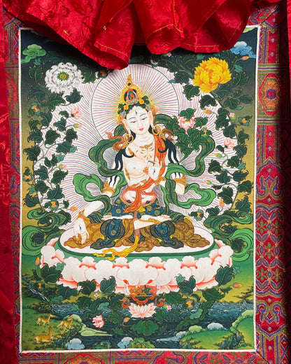 Nahaufnahme der Weissen Tara auf dem Thangka mit Strahlenkranz, Pfingstrosen und Hirschen
