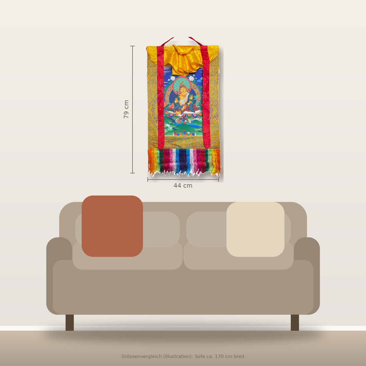 Thangka Dzambala giallo a confronto con un divano per le dimensioni, 44 x 79 cm