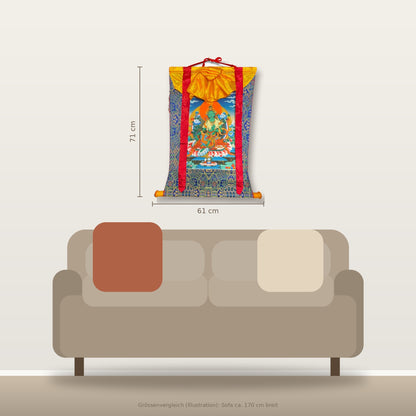 Thangka Tara verte 61 x 71 cm, comparaison de taille au-dessus du canapé – Himalaya Vibes