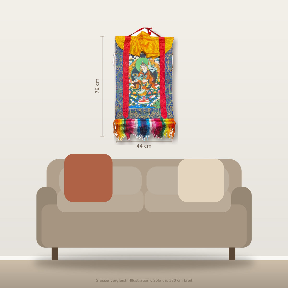 Thangka Guru Rinpoche 44 x 79 cm sopra il divano, confronto delle dimensioni nella stanza
