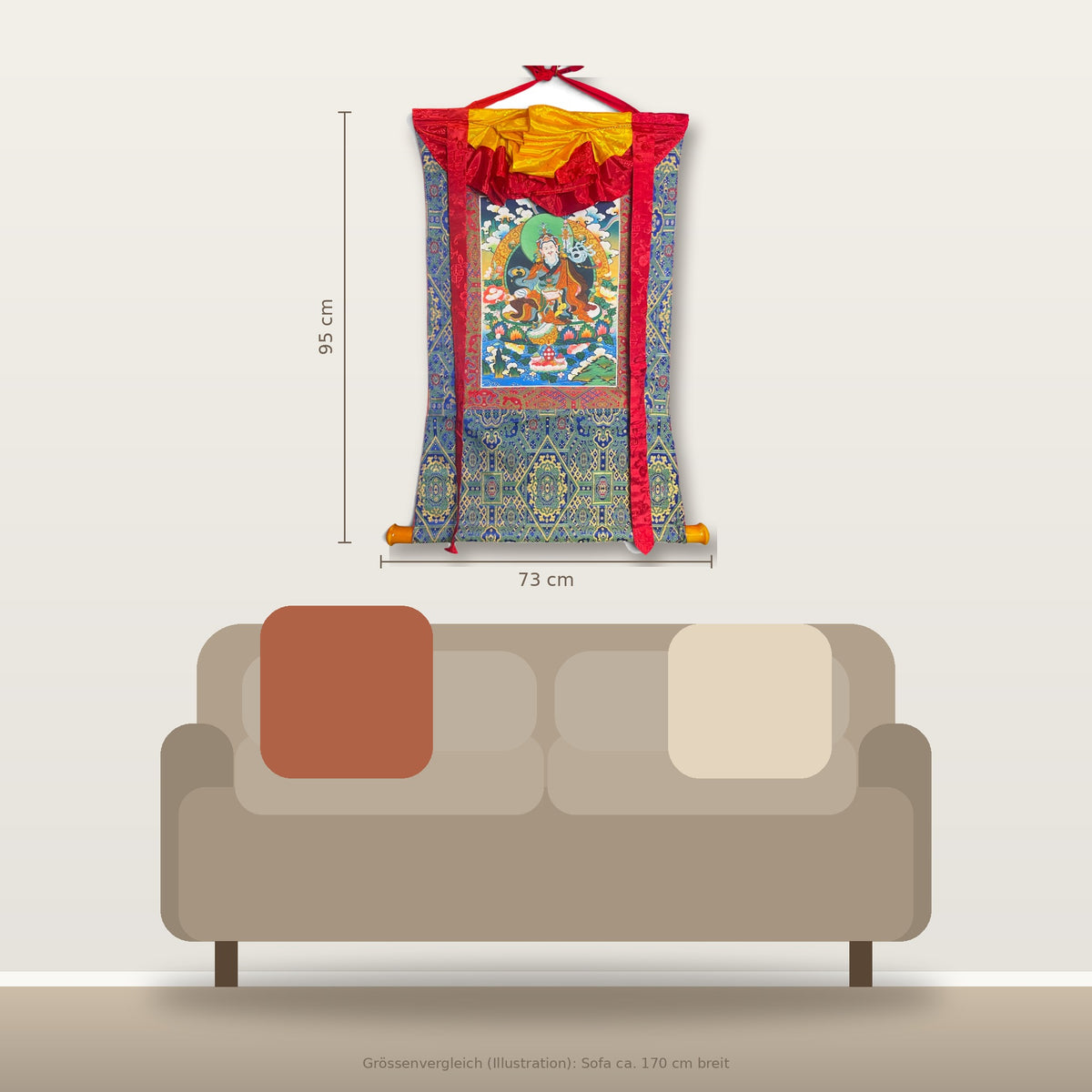 Thangka Guru Rinpoche 73 x 95 cm sopra un divano, confronto delle dimensioni