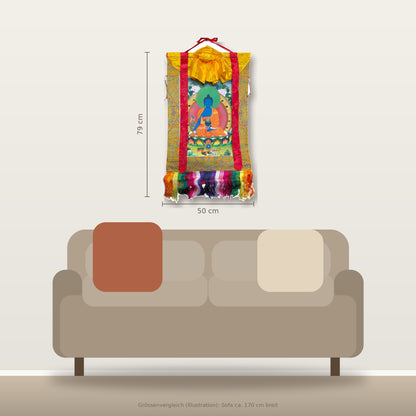 Thangka Buddha della Medicina 50 x 79 cm sopra un divano, confronto delle dimensioni nella stanza
