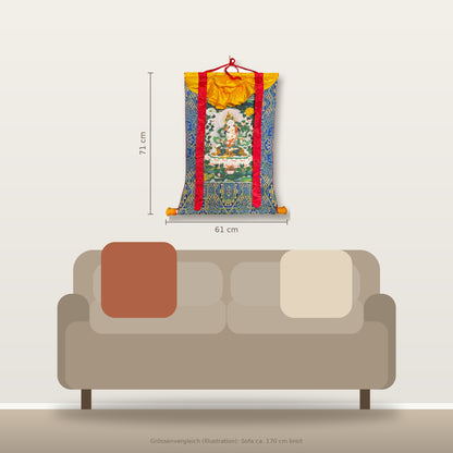 Weisse Tara Thangka 61 x 71 cm, Grössenvergleich über dem Sofa – Himalaya Vibes