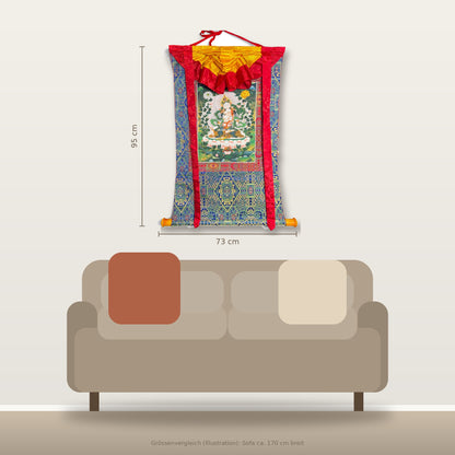 Weisse Tara Thangka 73 x 95 cm über einem Sofa, Grössenvergleich