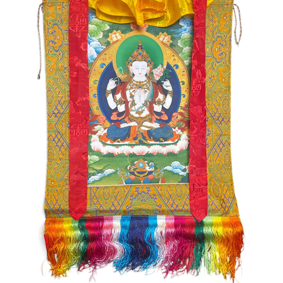 Partie basse du thangka Chenrezig avec offrandes, cadre en brocart et franges multicolores