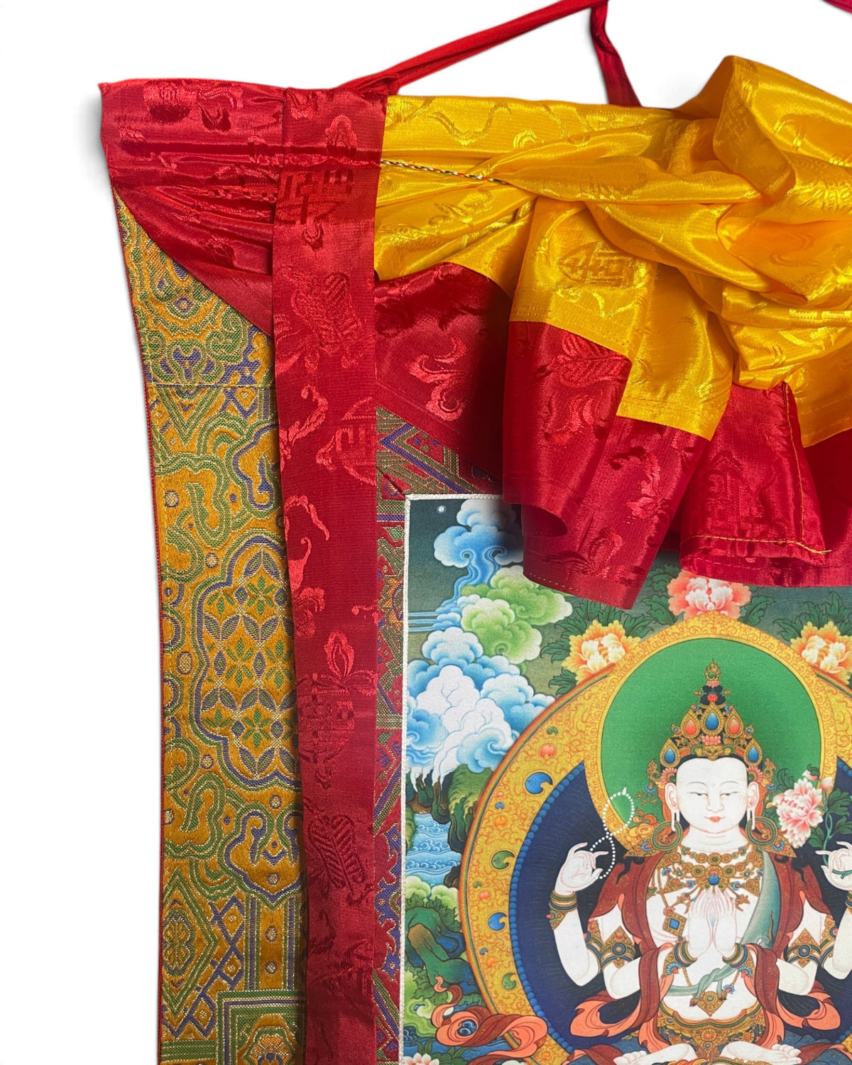 Dettaglio in alto: grembiule di seta gialla e nastri di seta rossi del thangka Chenrezig