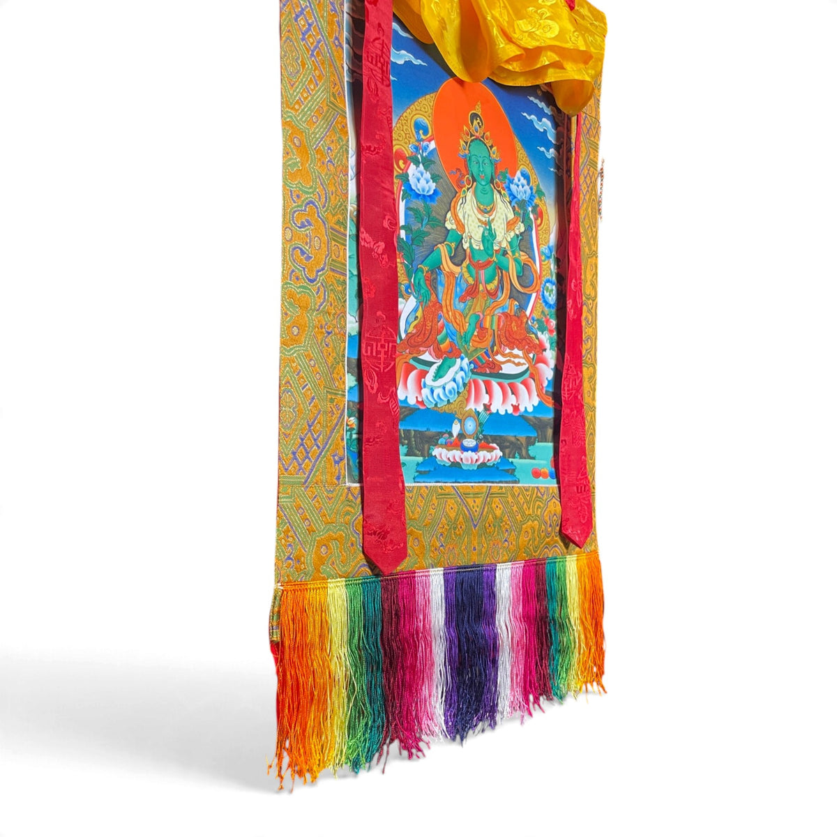 Détail des franges de soie multicolores et du cadre en brocart du thangka Tara verte