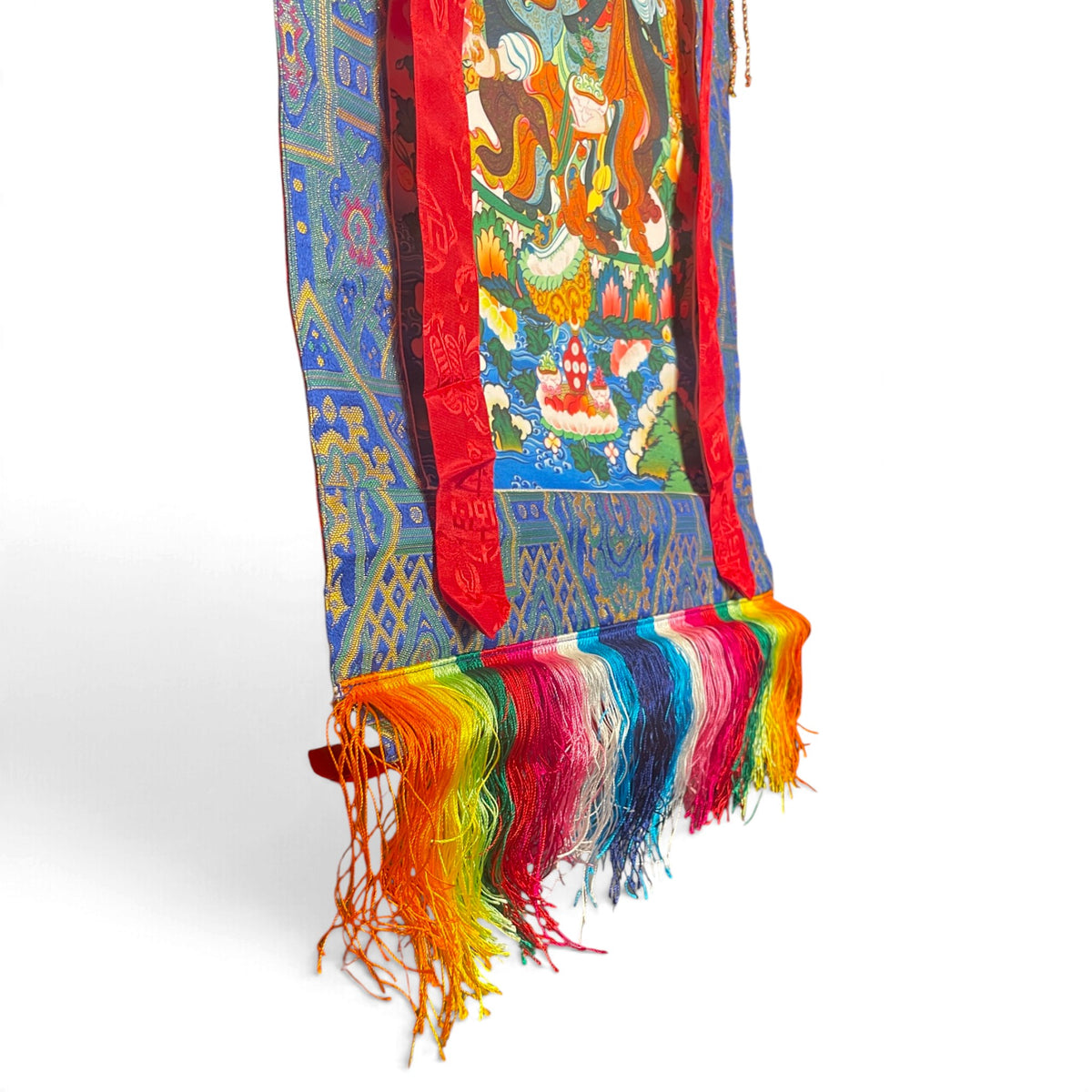 Frange colorate e cornice in broccato in basso sul thangka Guru Rinpoche