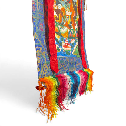 Frange colorate e cornice in broccato in basso sul thangka Guru Rinpoche
