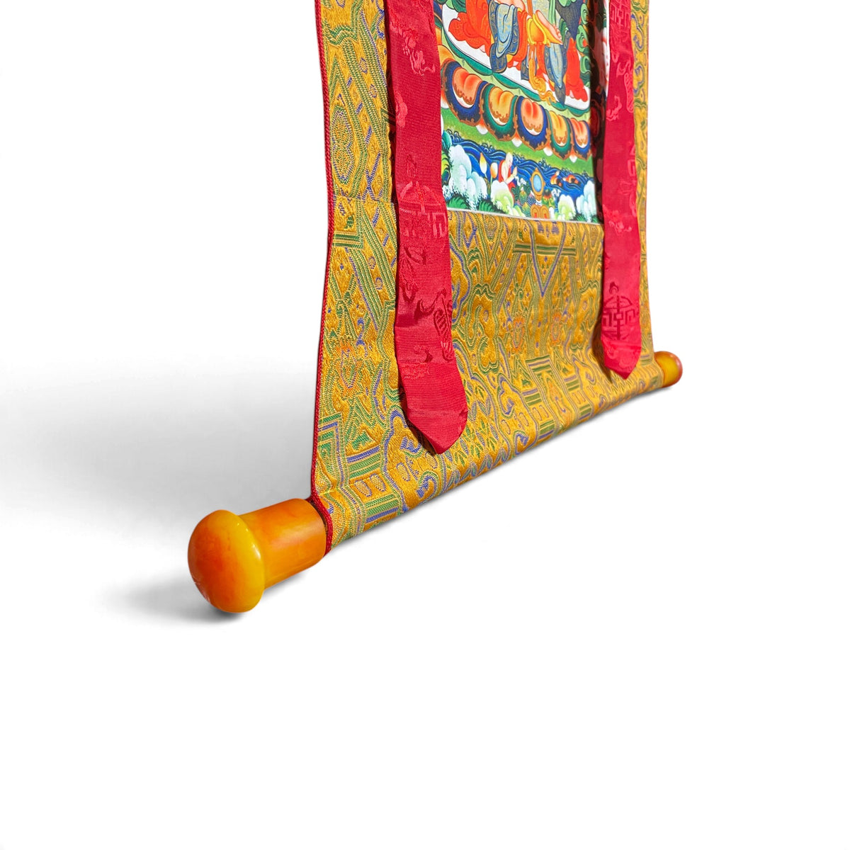 Thangka Manjushri, détail de la barre aux extrémités orange et du brocart – Himalaya Vibes