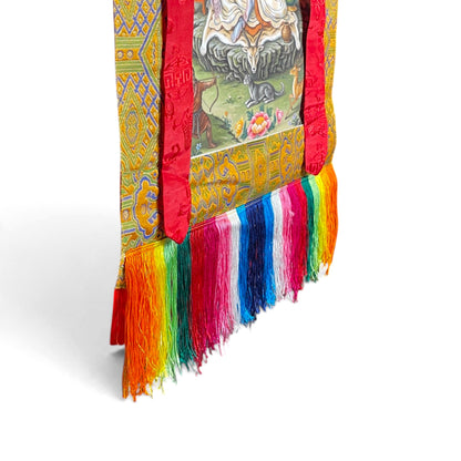 Thangka Milarepa, détail des franges multicolores et du brocart – Himalaya Vibes