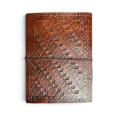 Dos du carnet Om – motif tressé fin gravé dans le cuir