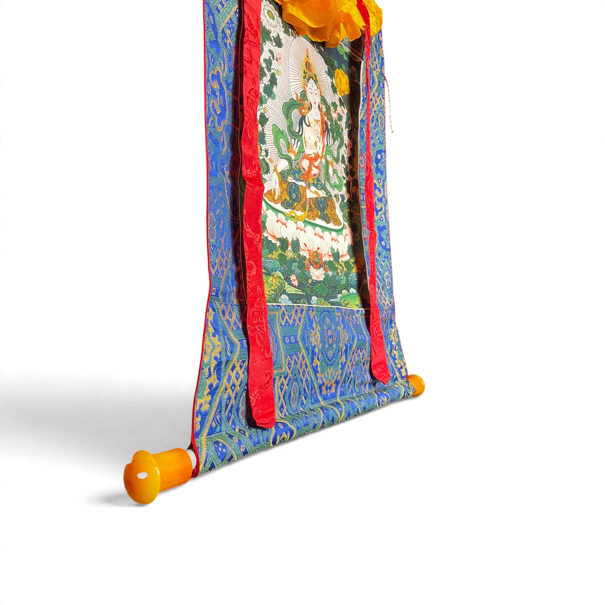 Thangka Tara Bianca, dettaglio dell'asta con estremità arancioni e broccato – Himalaya Vibes