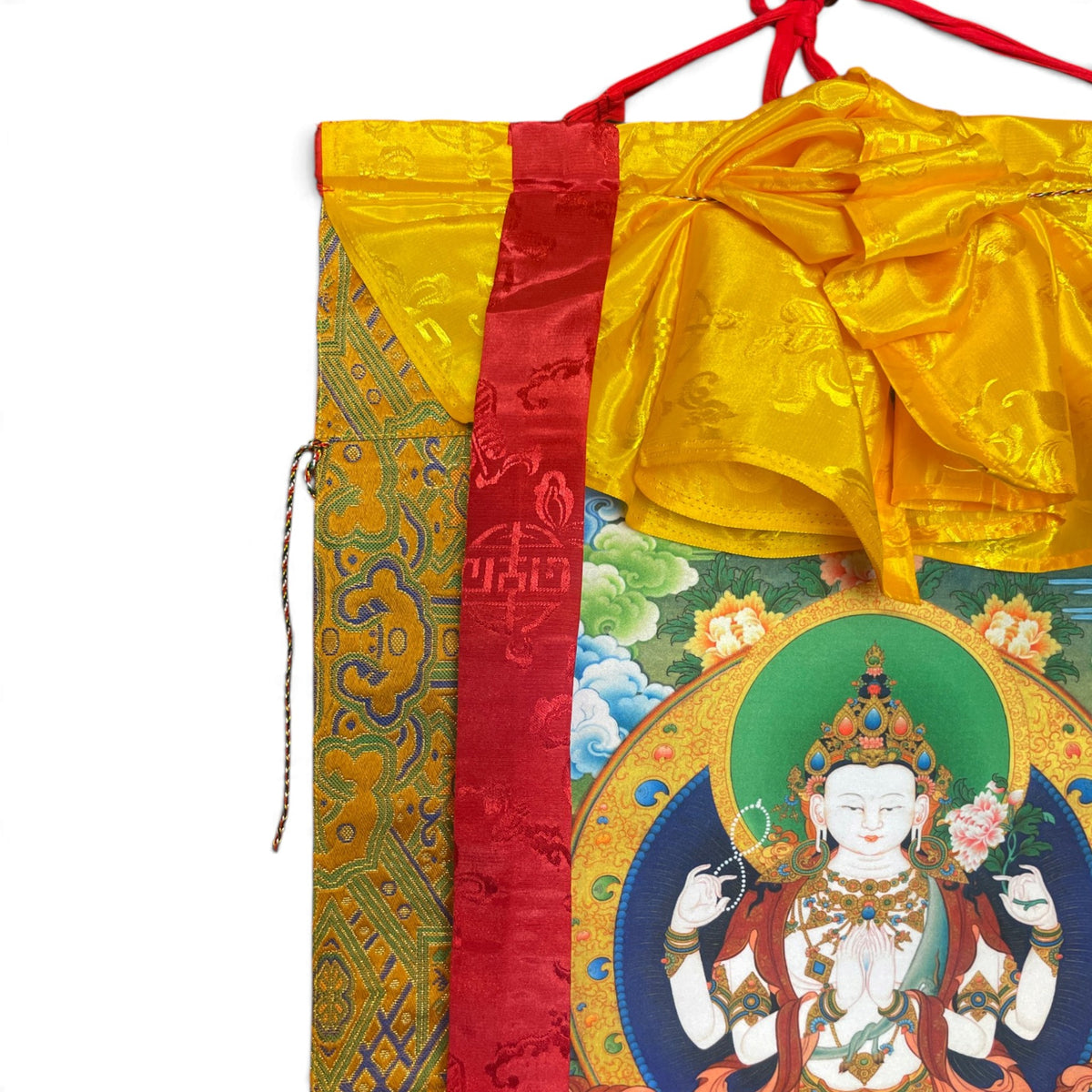 Détail du tablier de soie jaune avec brocart en haut du thangka Chenrezig