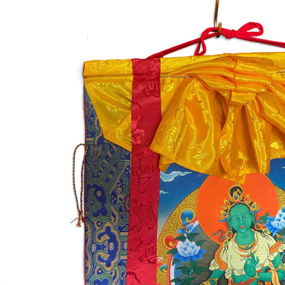 Thangka Tara verte, détail du tablier de soie jaune et du brocart – Himalaya Vibes
