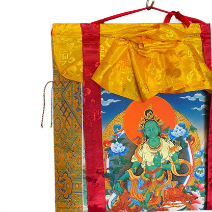Détail du tablier de soie jaune avec brocart et cordon de suspension du thangka Tara verte