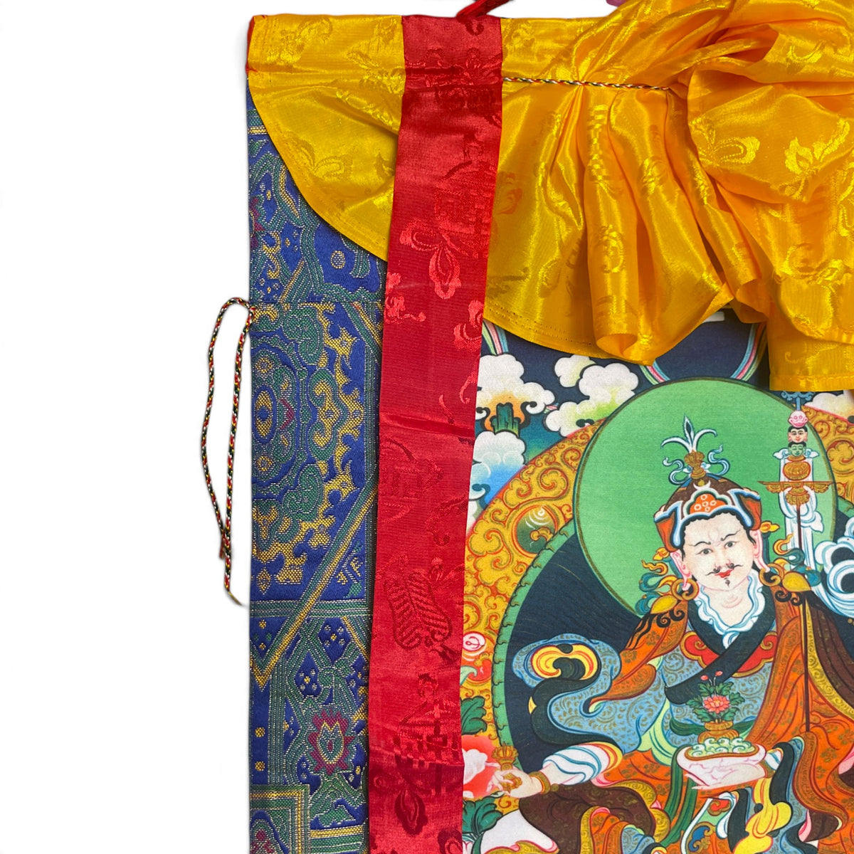 Dettaglio del grembiule di seta giallo con broccato in alto sul thangka Guru Rinpoche