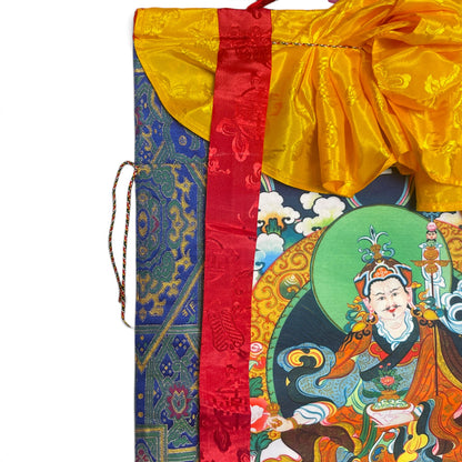 Dettaglio del grembiule di seta giallo con broccato in alto sul thangka Guru Rinpoche