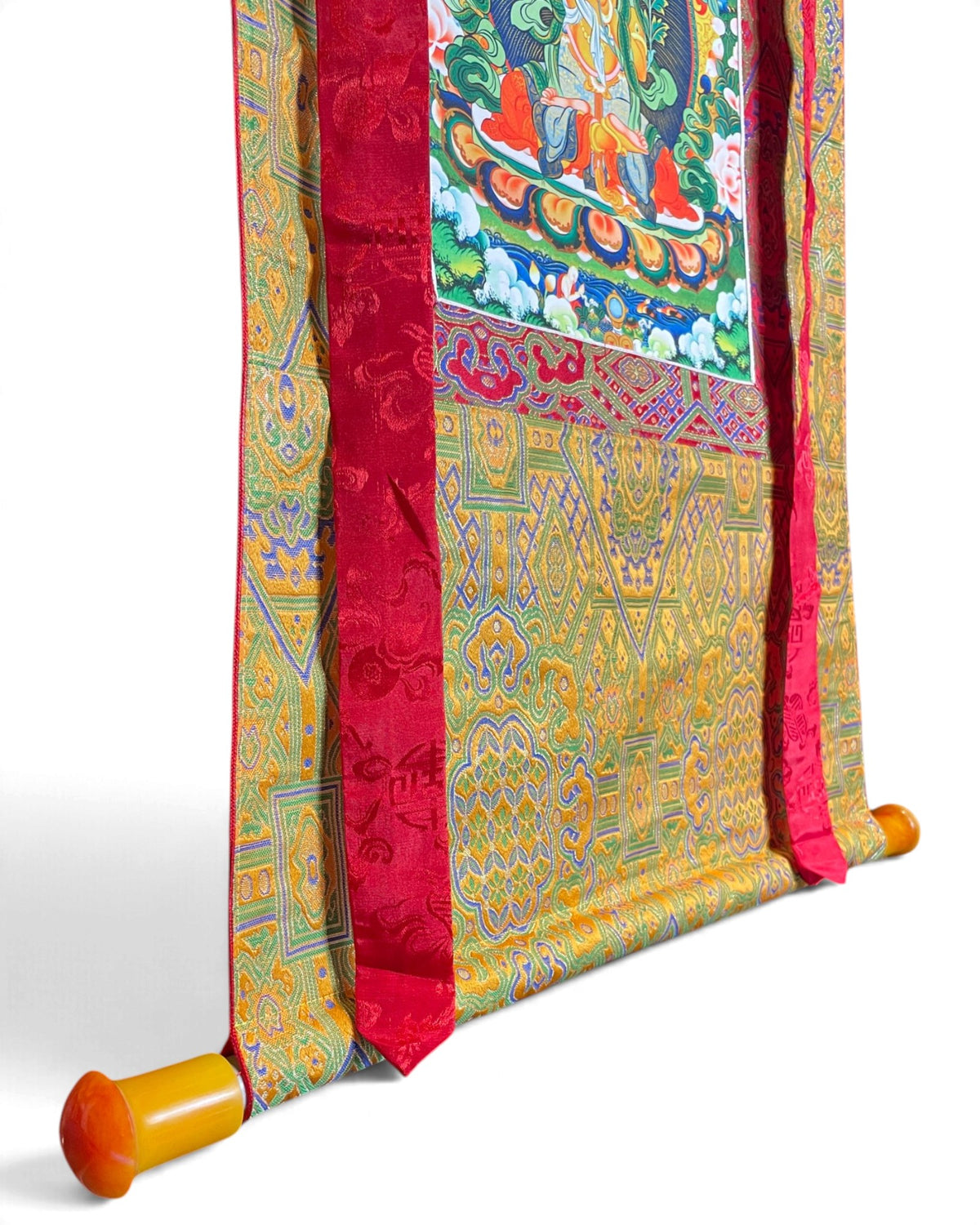 Thangka Manjushri, détail du bas avec barre aux extrémités ambrées sur brocart jaune