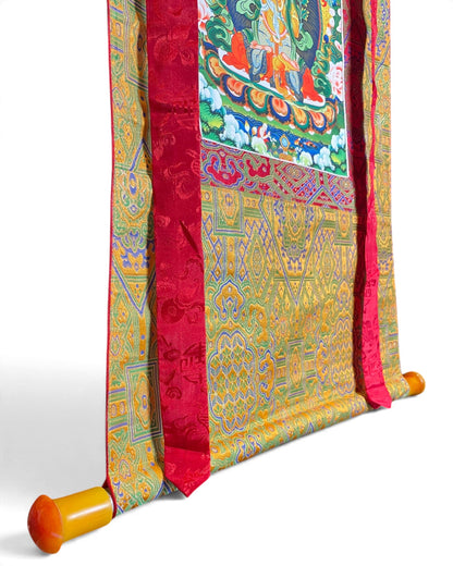 Thangka Manjushri, détail du bas avec barre aux extrémités ambrées sur brocart jaune