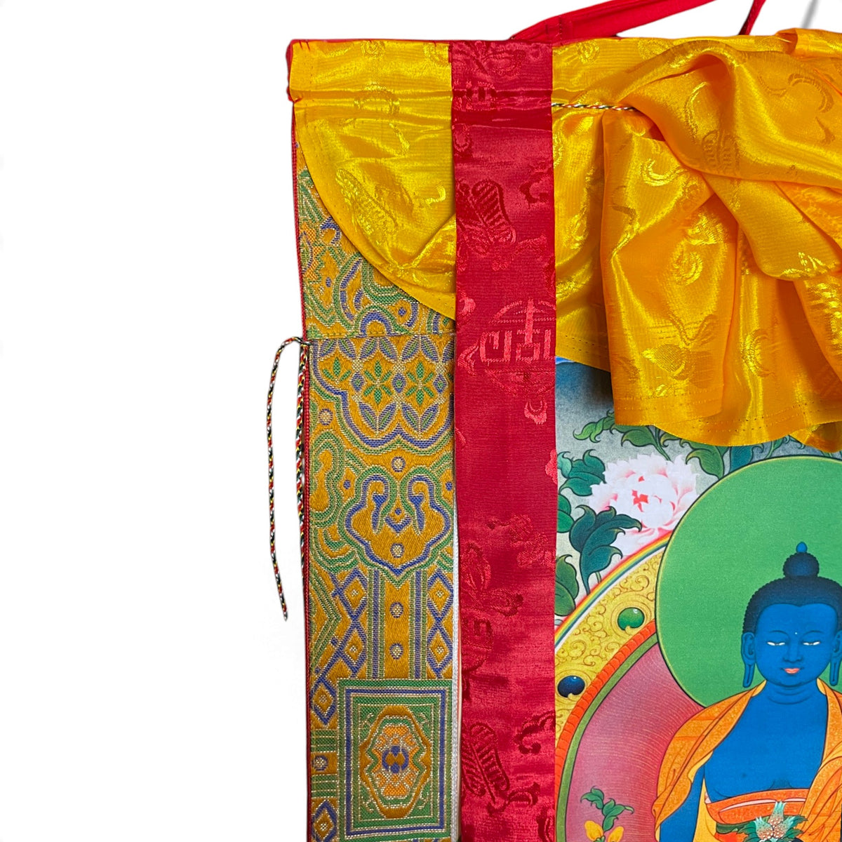 Thangka Buddha della Medicina, dettaglio del grembiule di seta giallo e del broccato – Himalaya Vibes