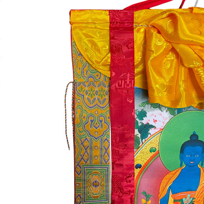 Thangka Buddha della Medicina, dettaglio del grembiule di seta giallo e del broccato – Himalaya Vibes