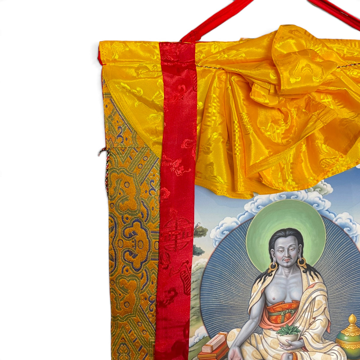 Thangka Milarepa, détail du tablier de soie jaune et du brocart – Himalaya Vibes