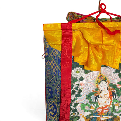 Thangka Tara Bianca, dettaglio del grembiule di seta giallo e del broccato – Himalaya Vibes