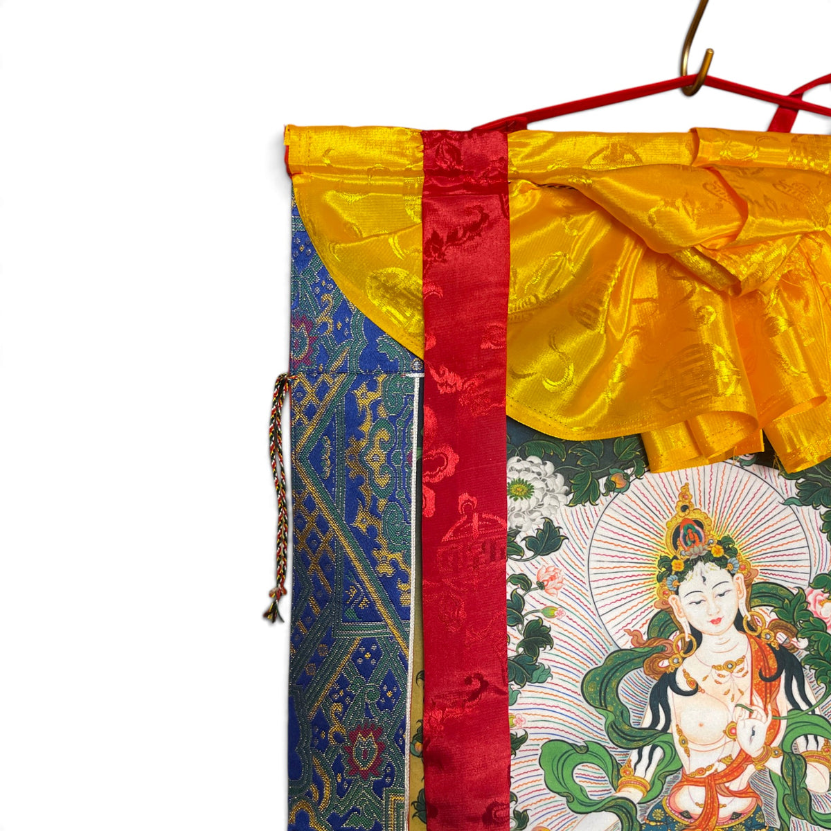 Dettaglio del grembiule di seta giallo con broccato in alto sul thangka Tara bianca