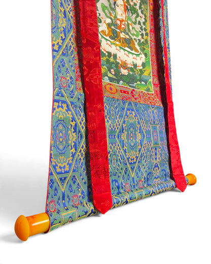 Detail unten: Stange mit bernsteinfarbenen Enden und blauer Brokat