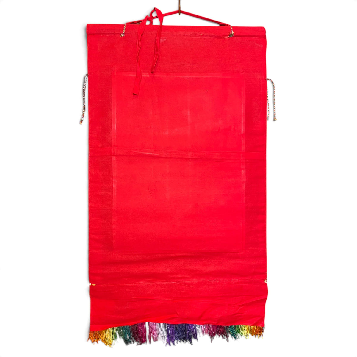 Dos du thangka Tara verte en coton rouge avec franges