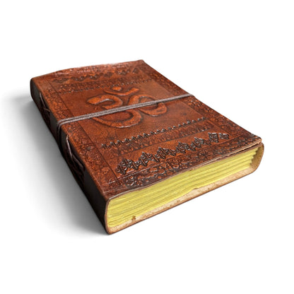 Carnet Om en cuir – gros plan sur le gaufrage et la texture du cuir