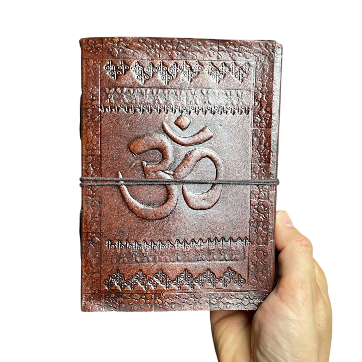 Carnet Om en cuir dans la main – comparaison des tailles, Himalaya Vibes Berne