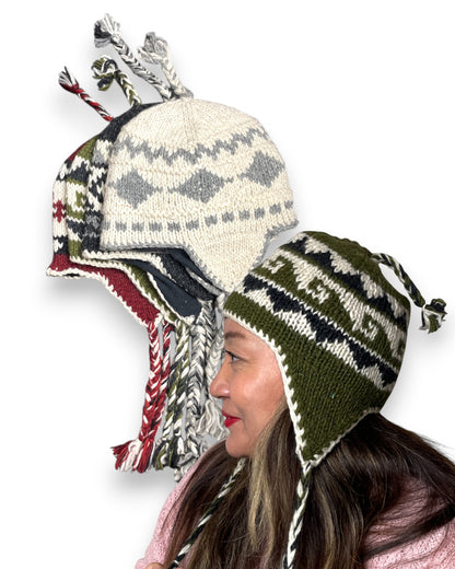 „Annapurna“ – Handgestrickte Nepal-Mütze mit Ohrenklappen Titel