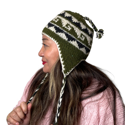 „Annapurna“ – Handgestrickte Nepal-Mütze mit Ohrenklappen oliv