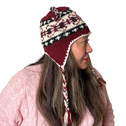 „Annapurna“ – Handgestrickte Nepal-Mütze mit Ohrenklappen tiefrot