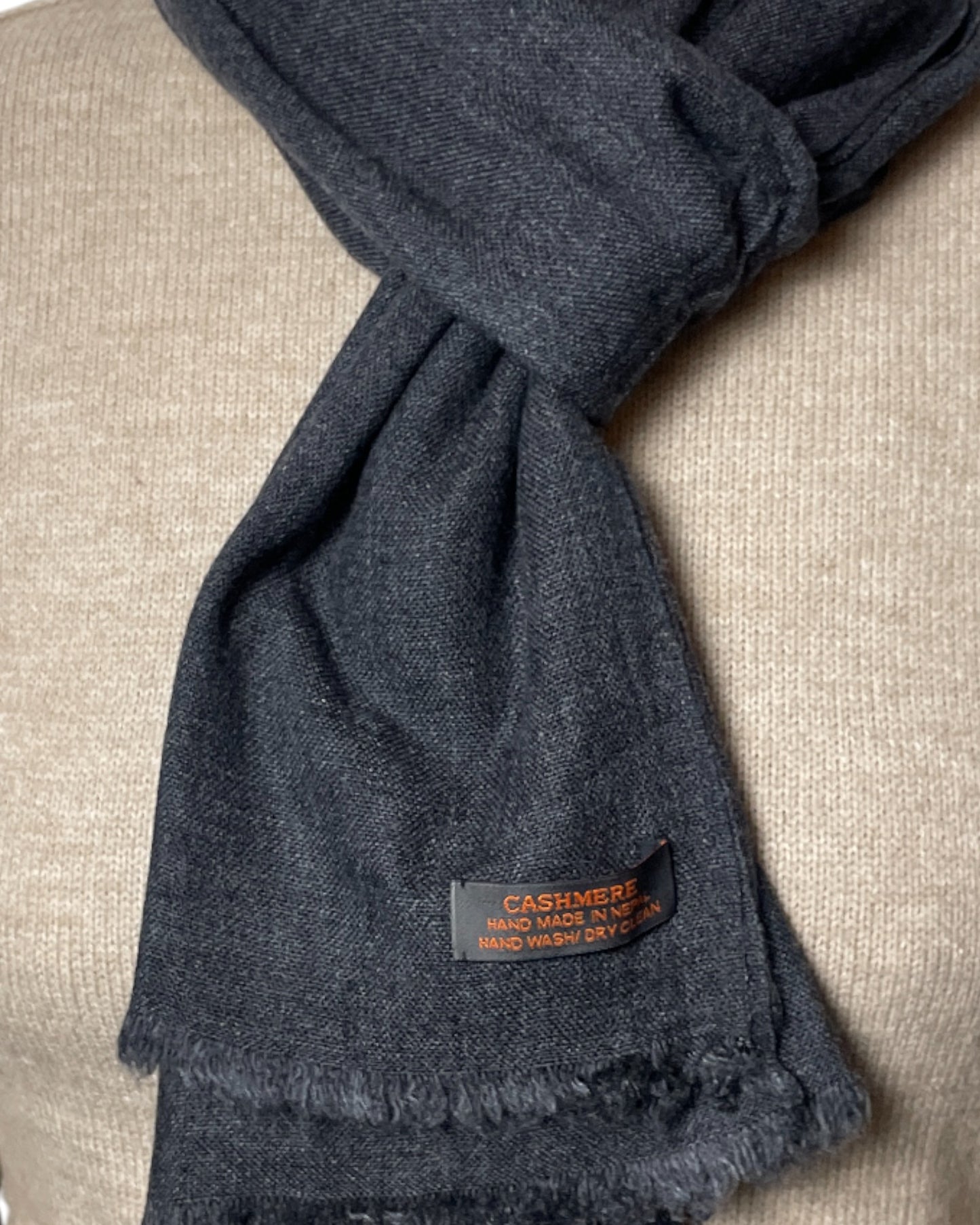 Anthracite Essence – Handgewebter Kaschmir-Schal aus Nepal Label