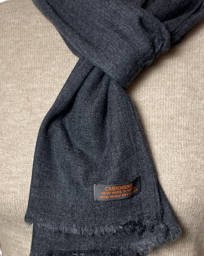 Anthracite Essence – Handgewebter Kaschmir-Schal aus Nepal Label
