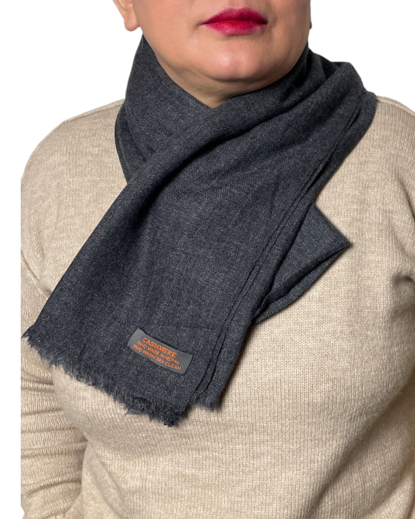 Anthracite Essence – Handgewebter Kaschmir-Schal aus Nepal gefalten