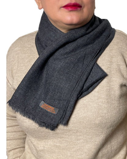 Anthracite Essence – Handgewebter Kaschmir-Schal aus Nepal gefalten