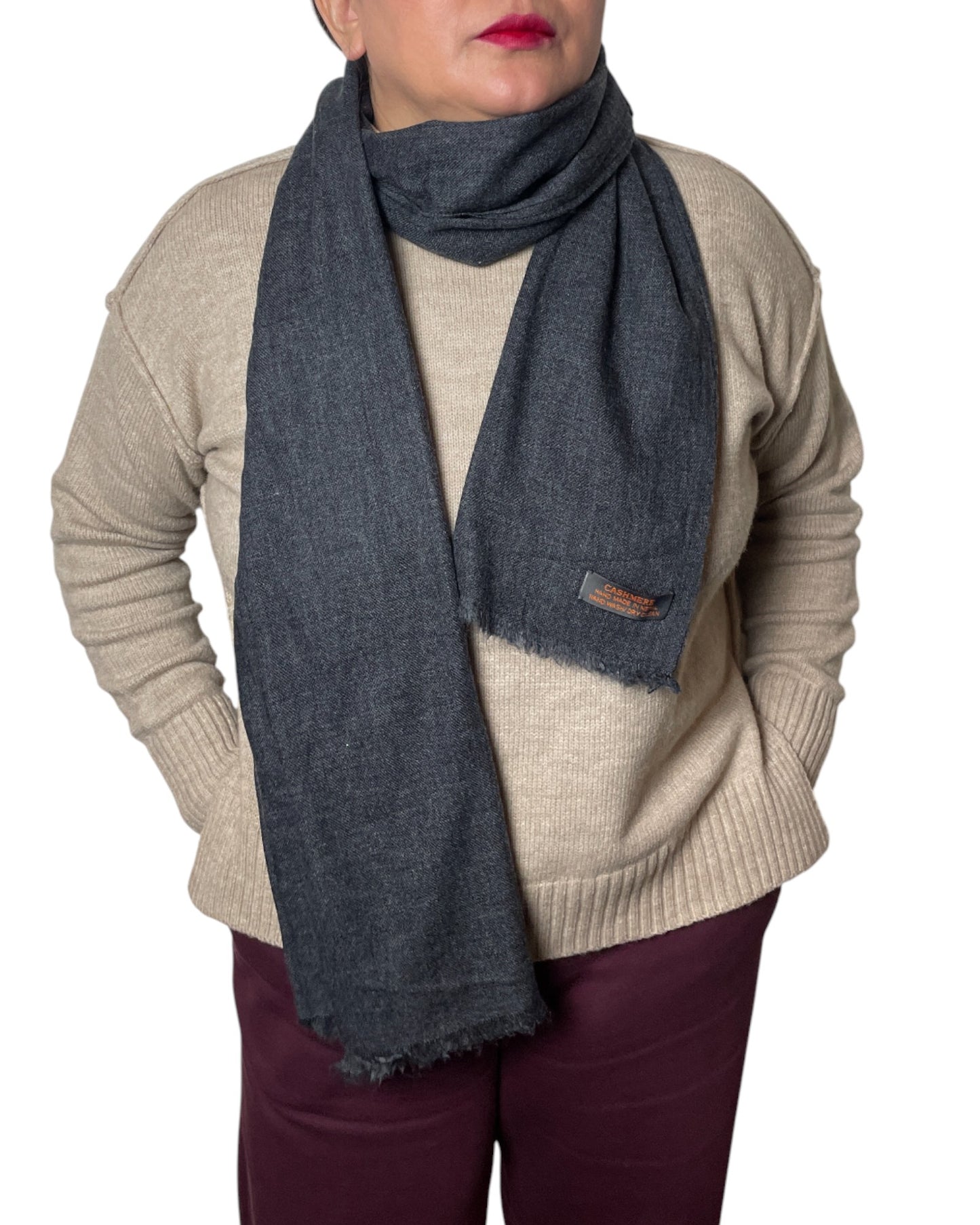 Anthracite Essence – Handgewebter Kaschmir-Schal aus Nepal geschwungen