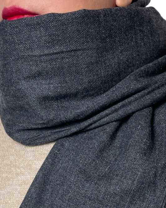 Anthracite Essence – Handgewebter Kaschmir-Schal aus Nepal stoff